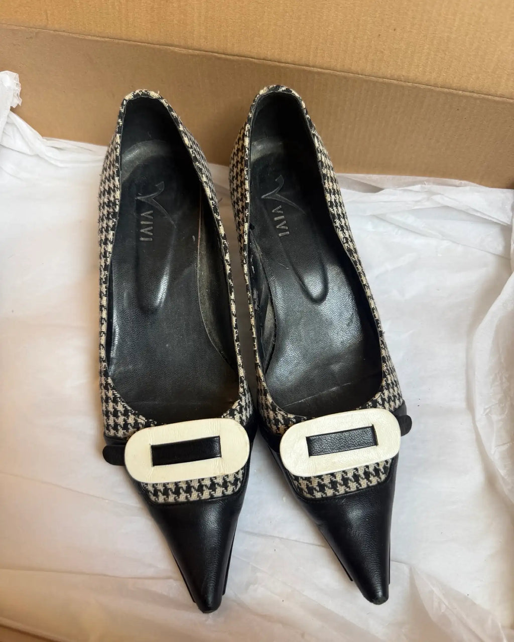 Black and White Pointed Courts