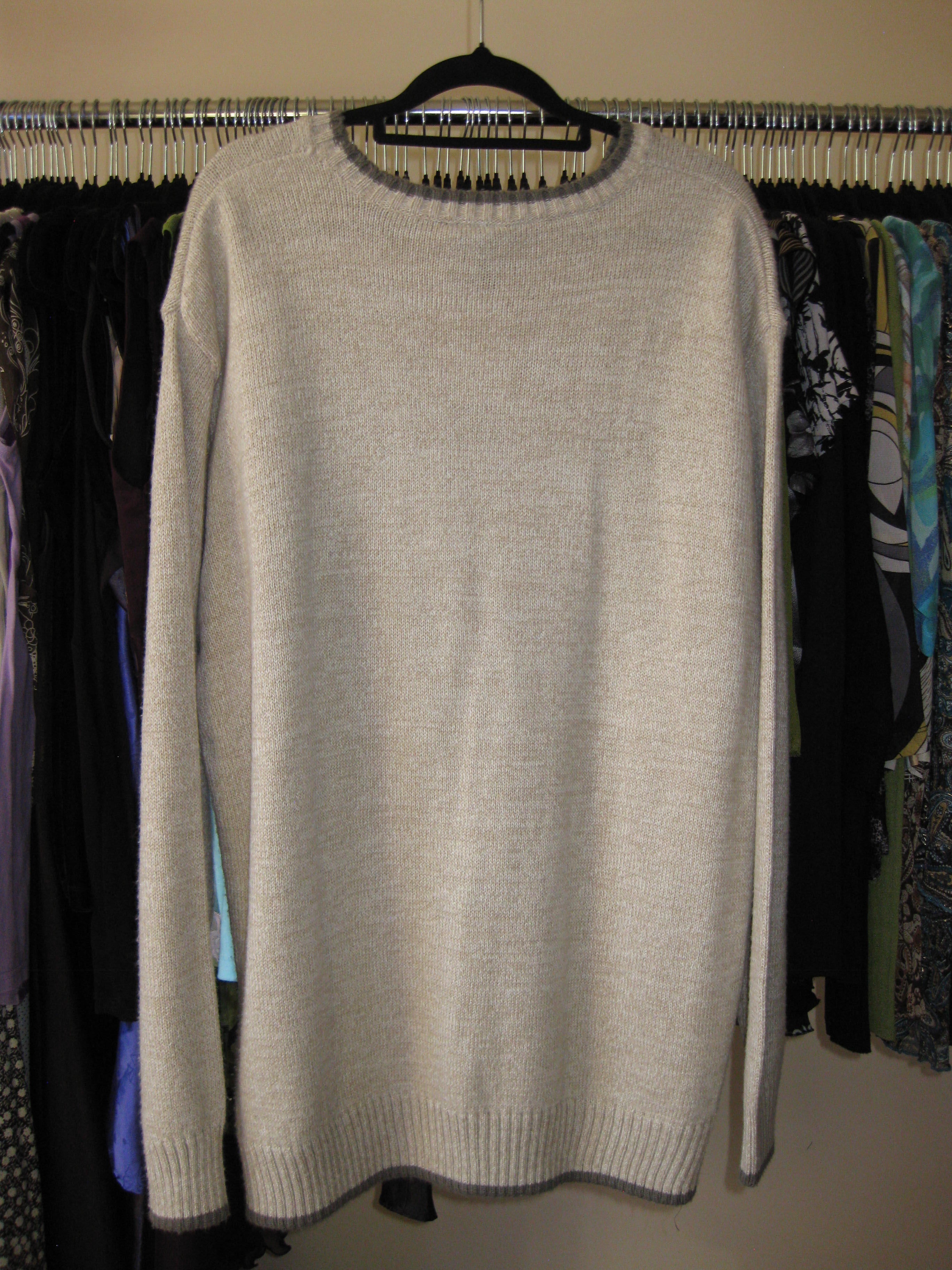 Cream grey knit sweater featuring grey accents size M