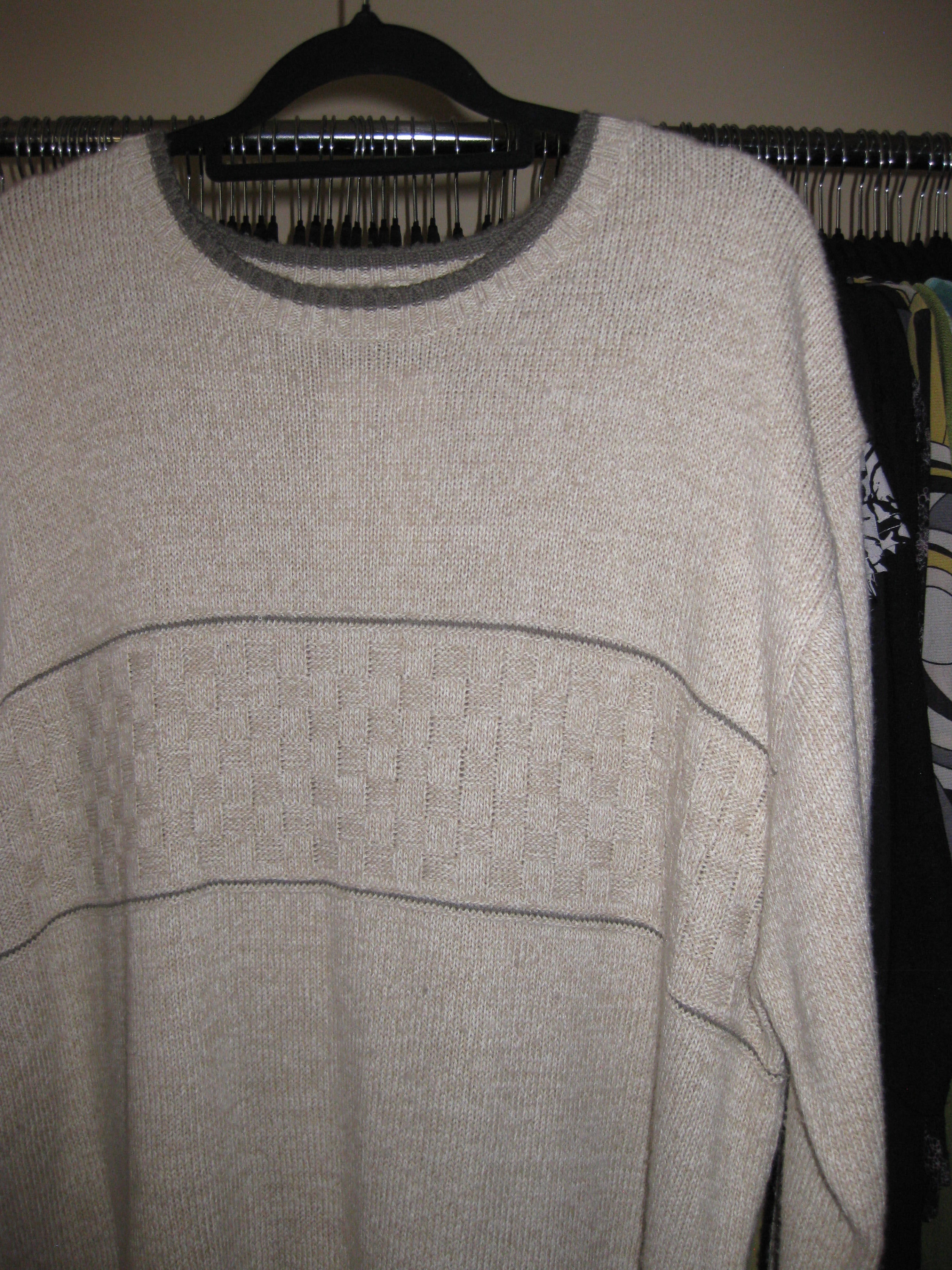 Knit jumper in cream and grey with subtle grey detailing size M