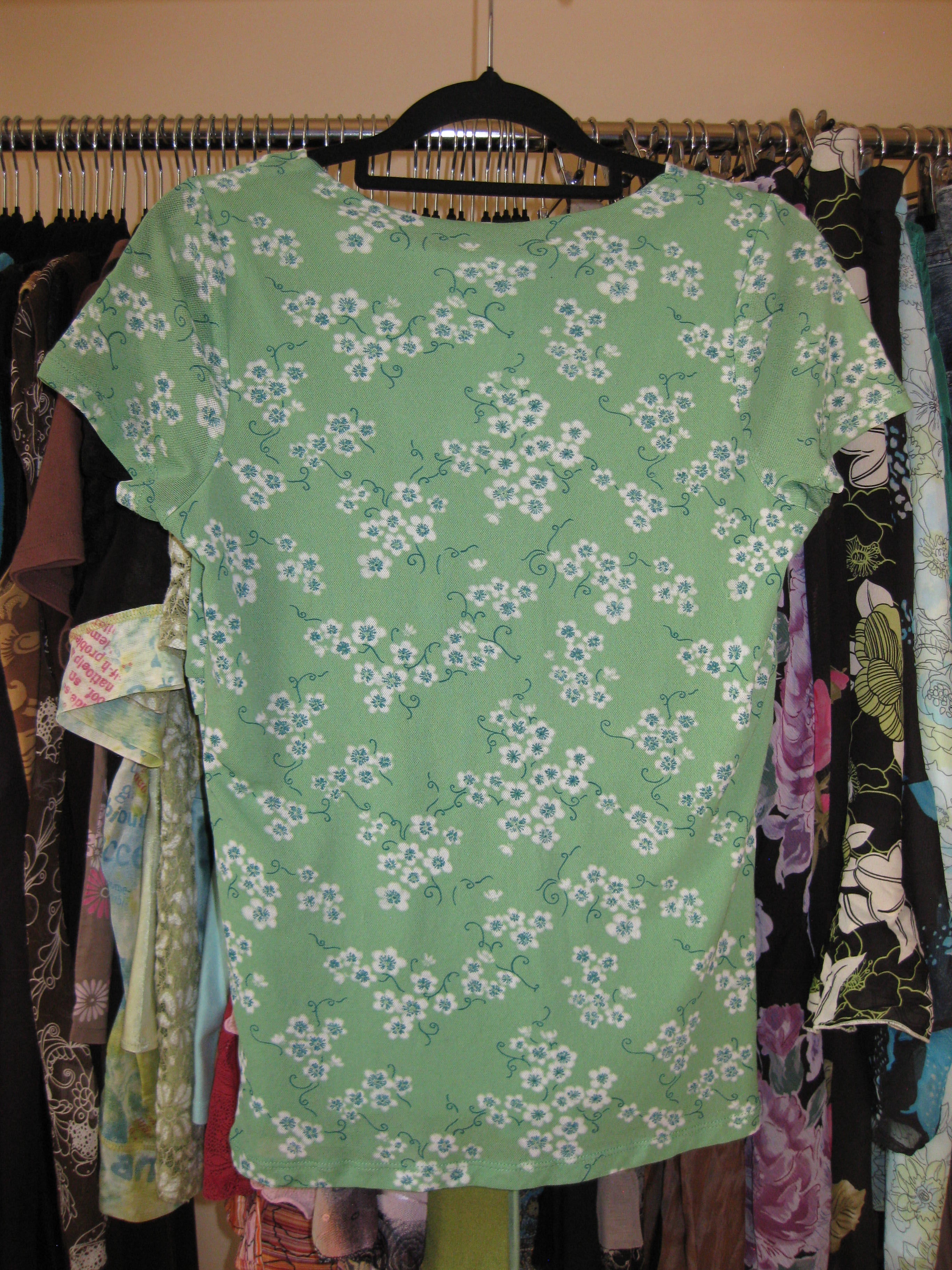 Green wrap style mesh top featuring blue floral detailing size M